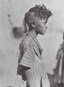Afrika: Bisharinské dítě s amuletem (čb fotografie) od Hugo Adolf Bernatzik