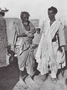 Afrika: Bisharinští muži, Núbijská poušť (čb fotografie) od Hugo Adolf Bernatzik