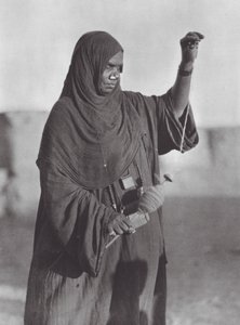 Afrika: Bisharinská žena předoucí, Núbijská poušť (čb fotografie) od Hugo Adolf Bernatzik
