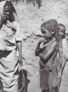 Afrika: Děti v Omdurmánu (čb foto) od Hugo Adolf Bernatzik
