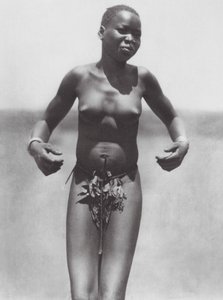Afrika: (čb foto): Tančící dívka, východní Džur (čb foto) od Hugo Adolf Bernatzik