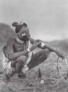 Afrika: Dinka ženich smlouvá o svatební ozdoby (čb foto) od Hugo Adolf Bernatzik