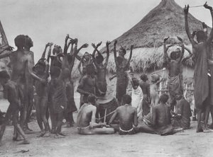 Afrika: Tanec krav Dinka (čb fotografie) od Hugo Adolf Bernatzik