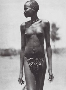 Afrika: Djurská dívka, Súdán (čb fotografie)