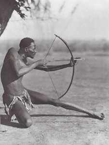 Afrika: Lukostřelec z východního Džuru (čb foto) od Hugo Adolf Bernatzik