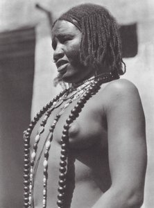 Afrika: Gawazi, profesionální tanečnice (čb fotografie) od Hugo Adolf Bernatzik