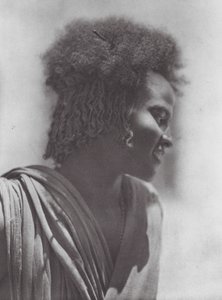 Afrika: mládež z Hadendoa, východní Súdán (čb fotografie)