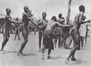 Afrika: Kruhový tanec Moru (čb fotografie) od Hugo Adolf Bernatzik