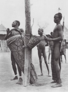 Afrika: Moruové hrající na bubny (čb foto) od Hugo Adolf Bernatzik