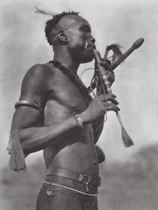 Afrika: Flétnistka z Niambary (čb fotografie) od Hugo Adolf Bernatzik