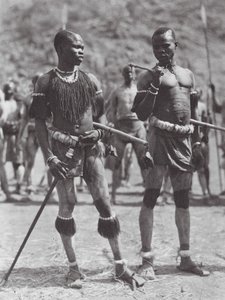 Afrika: Nubijští tanečníci s chřestítky (čb fotografie)