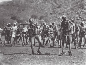 Afrika: Nubijský chřestivý tanec (čb foto) od Hugo Adolf Bernatzik