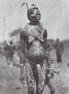 Afrika: Núbijská žena se sváteční ozdobou (čb fotografie) od Hugo Adolf Bernatzik