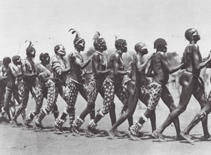 Afrika: Nubijské ženy tancují (čb foto)