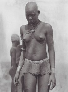 Afrika: Nuerská žena (čb fotografie)