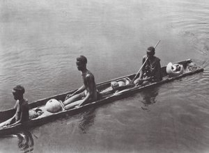 Afrika: Nuerská zemljanka na řece Bahr el Zeraf (čb fotografie) od Hugo Adolf Bernatzik