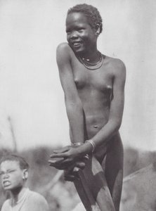 Afrika: Nuerská dívka (čb fotografie)