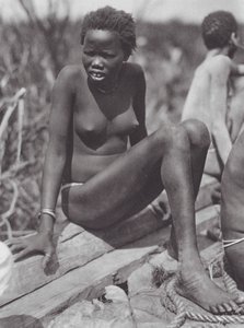 Afrika: Nuerská dívka na řece Bahr el Zeraf (čb fotografie) od Hugo Adolf Bernatzik