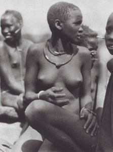 Afrika: Nuerská dívka s náhrdelníkem ze žirafích chlupů (čb fotografie)