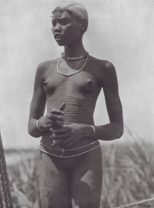 Afrika: Nuerská dívka s ornamentálními jizvami (čb fotografie)