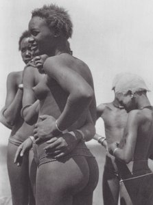 Afrika: Nuerské dívky a děti (čb fotografie)