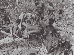 Afrika: Nuerské dívky na súdánské plachetnici (čb fotografie) od Hugo Adolf Bernatzik