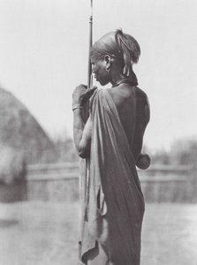 Afrika: Nuerové v šatech Shilluků (čb fotografie)