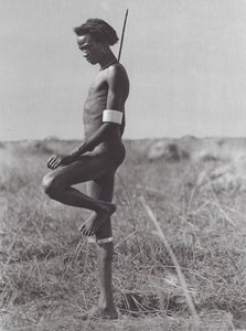 Afrika: Nuerové, odpočinková poloha (čb fotografie) od Hugo Adolf Bernatzik