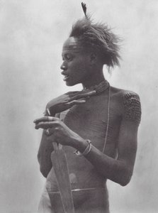 Afrika: Nuerský bojovník s kmenovým znakem na čele (čb fotografie)