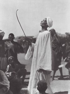 Afrika: Starý muž se posmívá tanečníkovi (čb fotografie) od Hugo Adolf Bernatzik