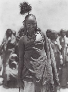 Afrika: Pštrosí péřová pokrývka hlavy, kterou nosí Aulad Hamidové (čb foto) od Hugo Adolf Bernatzik