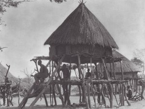 Afrika: Obydlí na hromadách ve východním Džuru (čb fotografie) od Hugo Adolf Bernatzik