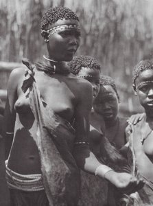 Afrika: Šillucké dívky (čb foto)