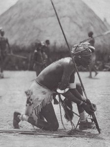 Afrika: Šillukové ve svátečním oděvu (čb fotografie) od Hugo Adolf Bernatzik