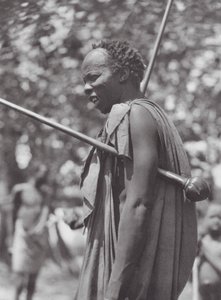 Afrika: Šillucký bojovník s kyjem (čb fotografie) od Hugo Adolf Bernatzik