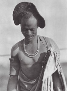 Afrika: Šillucký bojovník s kapucí (čb fotografie) od Hugo Adolf Bernatzik
