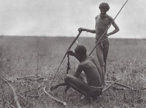 Afrika: Šillučtí bojovníci odpočívají (čb fotografie)