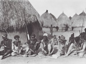 Afrika: Šillučtí bojovníci se potírají dřevěným popelem (čb fotografie)
