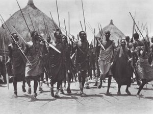 Afrika: Šillučtí bojovníci útočí na hrob náčelníka (čb fotografie) od Hugo Adolf Bernatzik