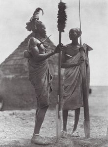Afrika: Šillukové ve svátečním oblečení (čb foto) od Hugo Adolf Bernatzik