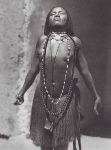 Afrika: Súdánská břišní tanečnice (čb foto)