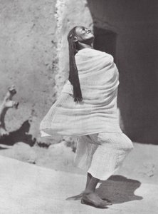 Afrika: Súdánská tanečnice, Omdurman (čb fotografie) od Hugo Adolf Bernatzik
