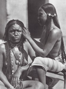 Afrika: Súdánské ženy pletou vlasy (čb fotografie) od Hugo Adolf Bernatzik