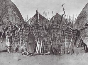 Afrika: Majetek zesnulého náčelníka Šilluků (čb fotografie) od Hugo Adolf Bernatzik