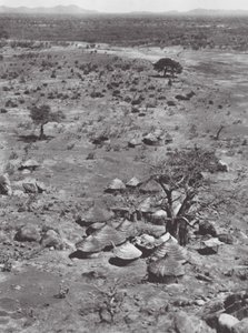 Afrika: Pohled na pláně z hory Talodi (čb fotografie) od Hugo Adolf Bernatzik