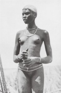 Nuerská dívka (čb fotografie)