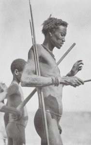 Nuerský muž (čb fotografie) od Hugo Adolf Bernatzik