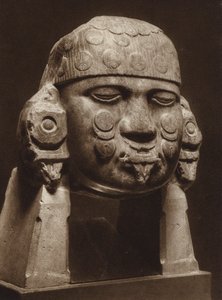 Mexiko: Dioritová hlava bohyně Coyolxauhqui, Národní muzeum (čb fotografie)