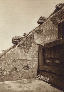 Mexiko: San Juan Teotihuacan, Sochy schodů v Quetzalcouatlově pyramidě uprostřed citadely, západní průčelí (čb fotografie) od Hugo Brehme