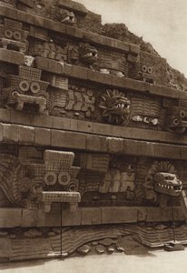 Mexiko: San Juan Teotihuacan, kamenné sochy na západním průčelí Quetzalcouatlovy pyramidy, pyramida uprostřed citadely (čb fotografie)